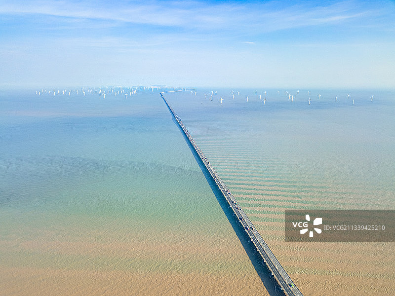 东海风力发电场与东海大桥（上海浦东·浙江嵊泗小洋山）图片素材