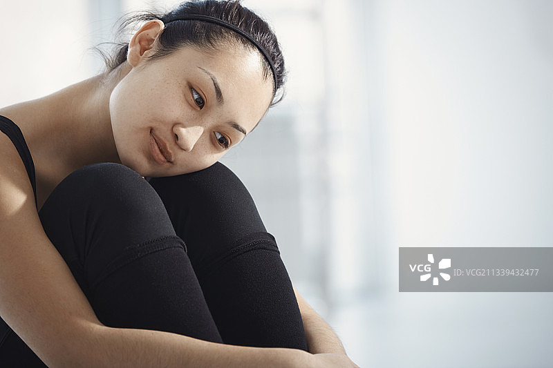 运动型女人在室内训练后放松图片素材