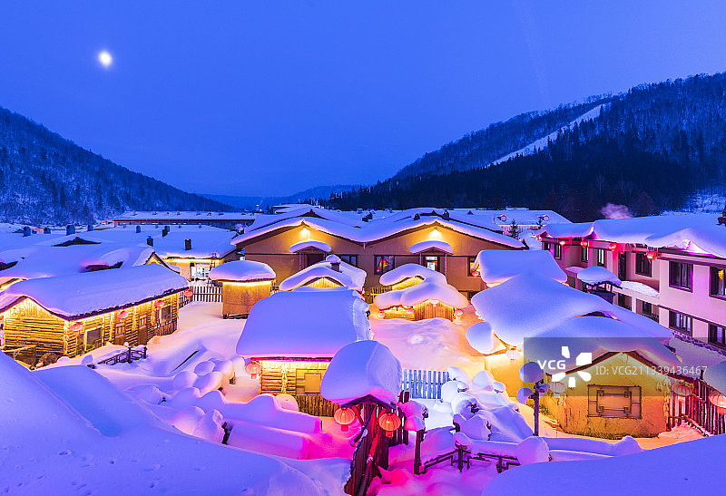 黑龙江牡丹江雪乡的夜景；东北雪乡，宛如童话世界图片素材