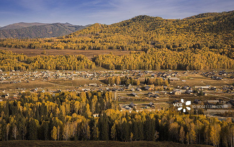 日出时分，新疆禾木村的木屋与图瓦人村寨图片素材