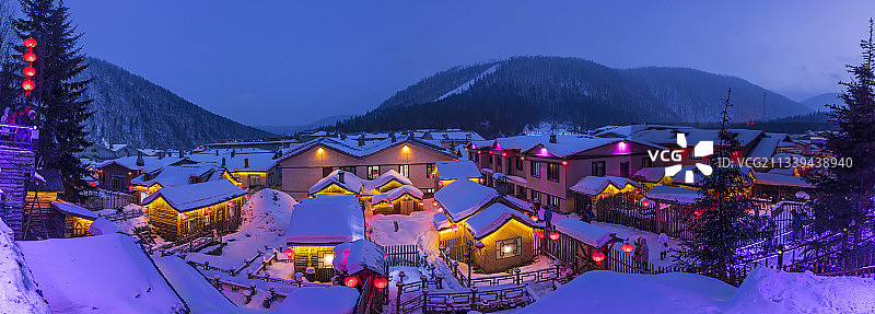 东北雪乡的夜景，黑龙江牡丹江雪乡的夜景好像童话世界图片素材