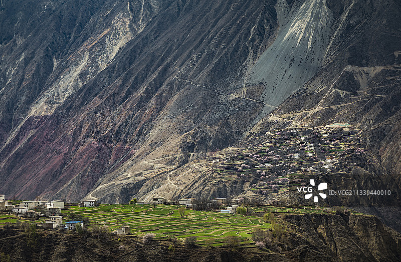 云南怒江峡谷的村庄与农田，峡谷的风光图片素材