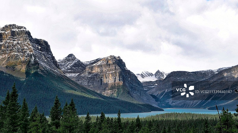 去往弓湖(Bow lake)的路上图片素材