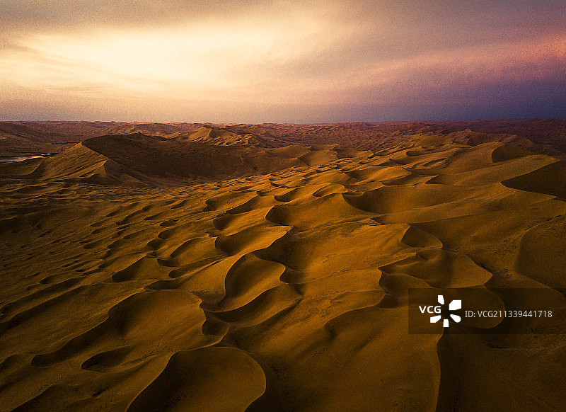 巴丹吉林沙漠的日落图片素材