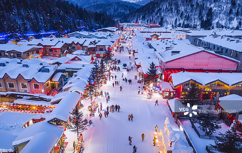 航拍东北雪乡的夜景，全景的景观图片素材
