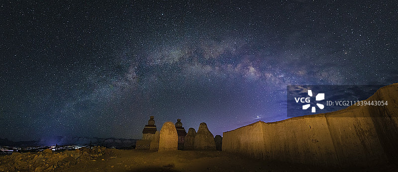 西藏阿里的银河拱桥全景。阿里扎达县托林寺广场图片素材