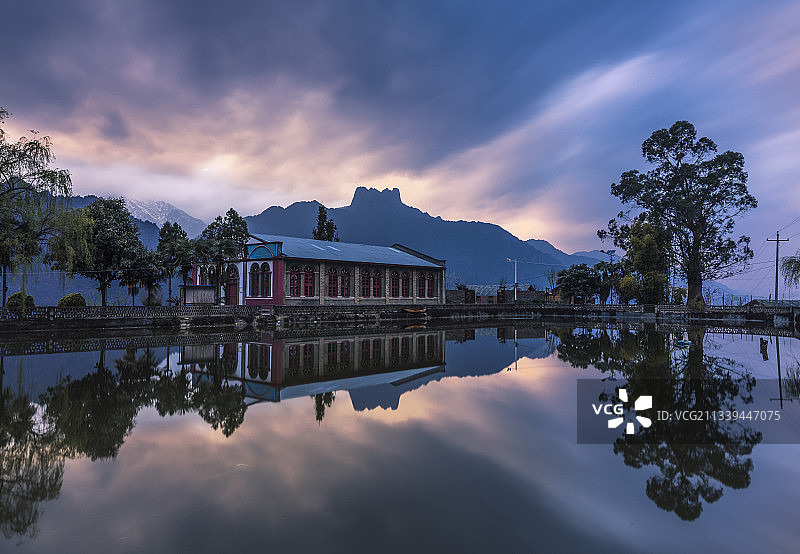 夕阳下，老姆登教堂的倒影与戏剧性天空。云南怒江州图片素材