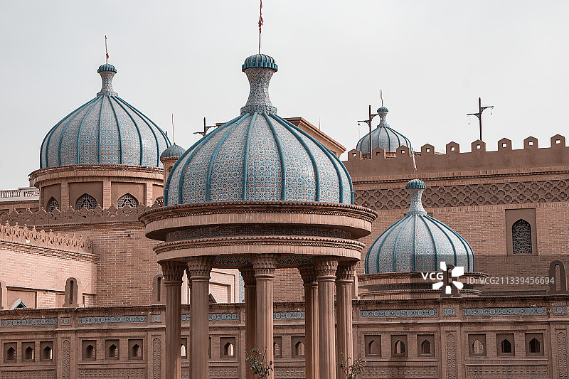 清朗天空下清真寺的低角度视图图片素材