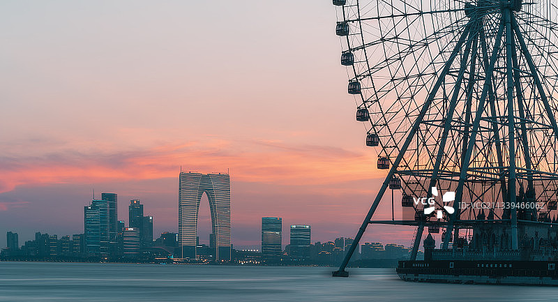 夏日美丽晚霞下的苏州金鸡湖图片素材
