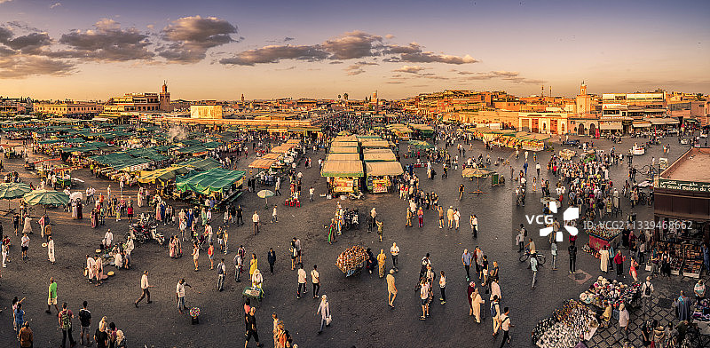 摩洛哥马拉喀什不眠广场，灯火辉煌的市场熙熙攘攘图片素材