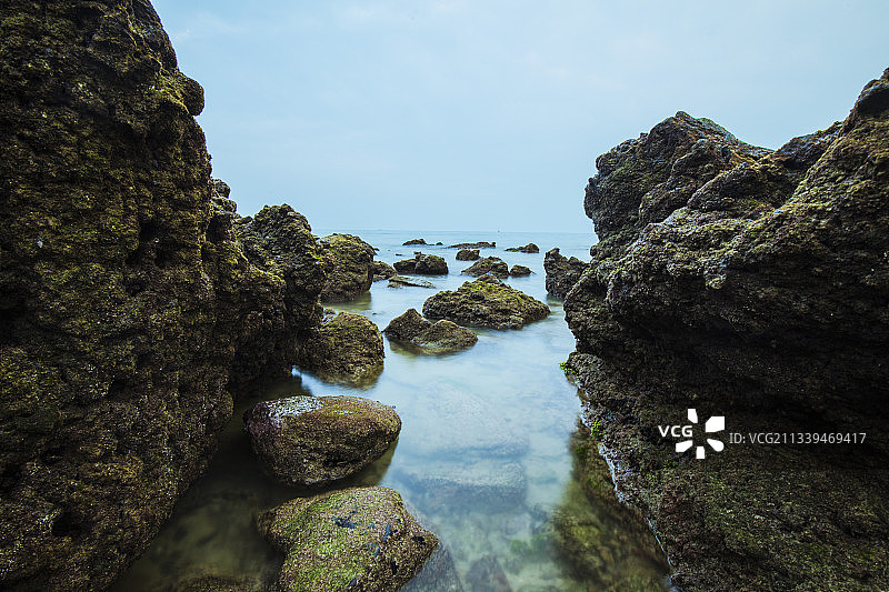海边的礁石，阴雨的天气，海边的礁石别具味道图片素材