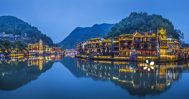 凤凰古城，夜晚的凤凰古城夜景，灯火璀璨。湖南湘西边城图片素材