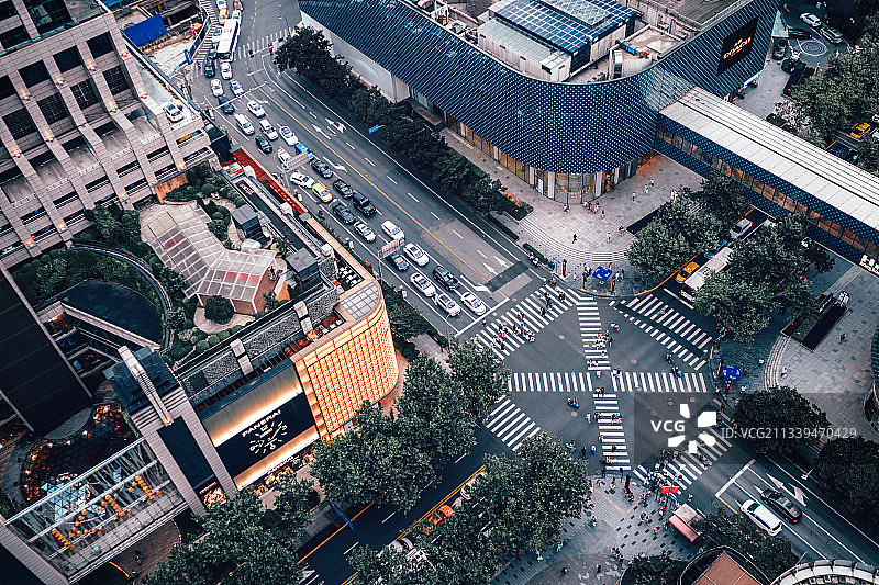 城市建筑中街道的高角度景观 上海淮海中路街景图片素材