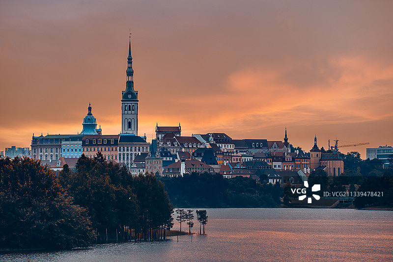 日落松湖  霞映小镇图片素材