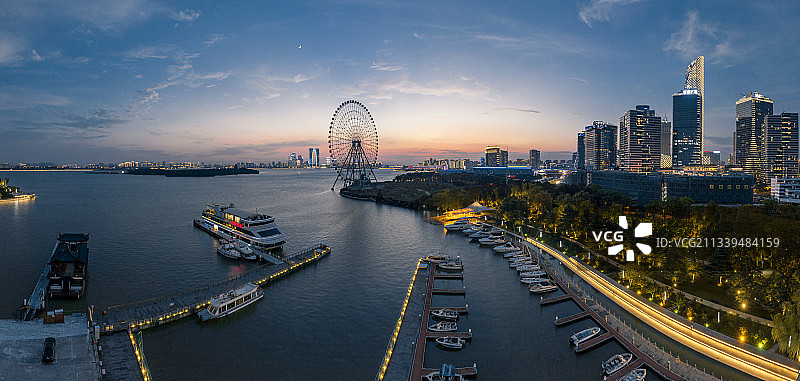 夜晚时分的苏州园区金鸡湖码头图片素材
