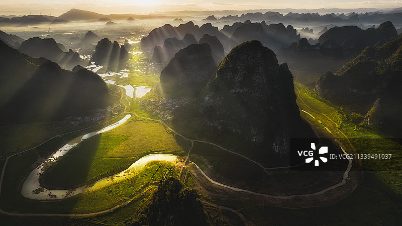 山里的第一曙阳光图片素材