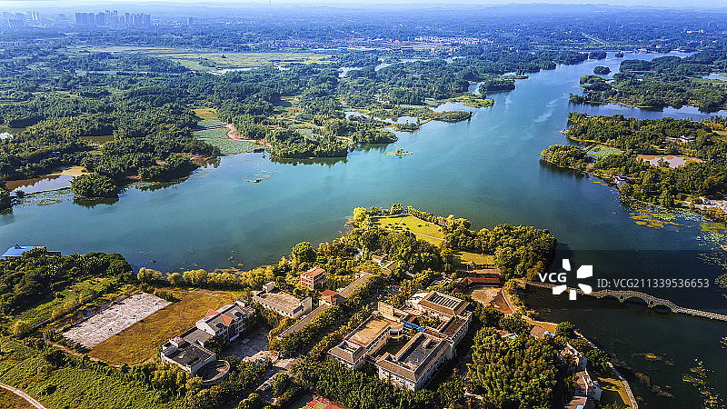 鸟瞰大足龙水湖全景图片素材