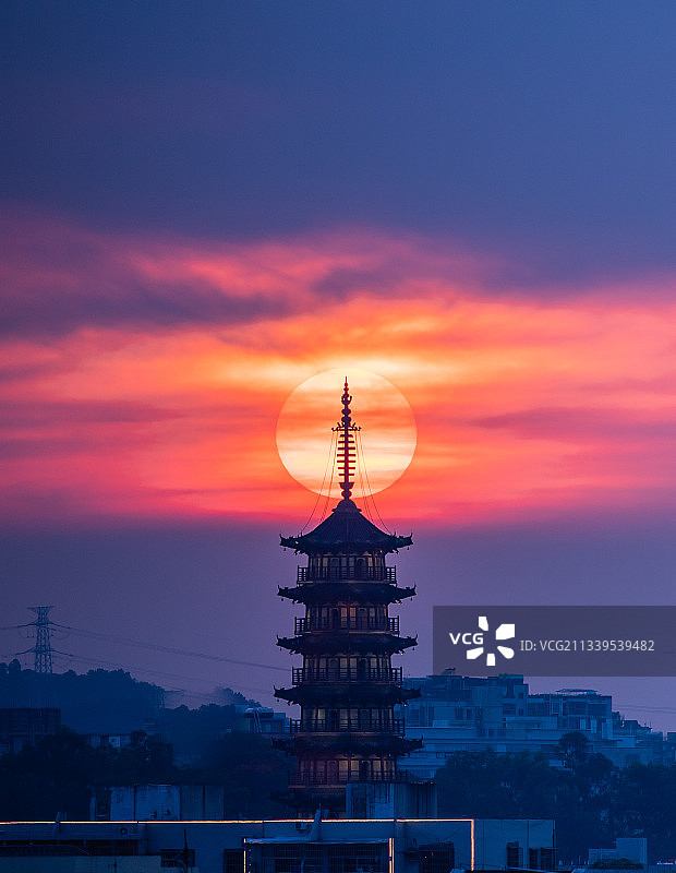 龙华塔悬日图片素材