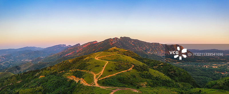 河南洛阳偃师刀背山夏季户外风光航拍视角全景图片素材