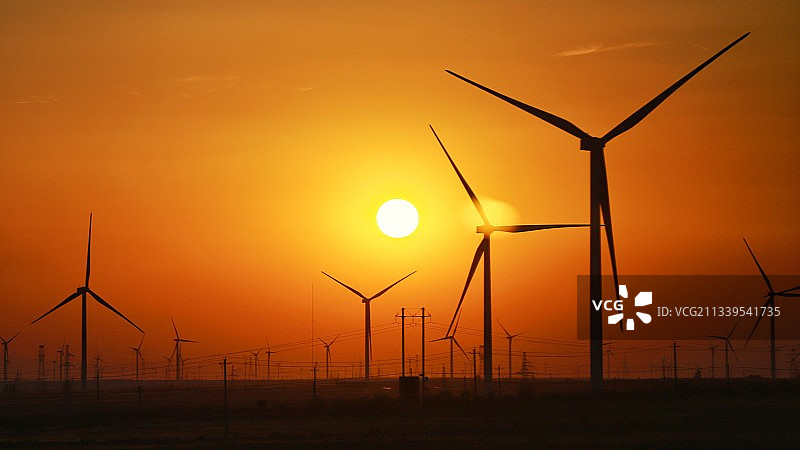夕阳下的风力发电机图片素材