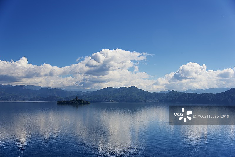 恬静泸沽湖图片素材