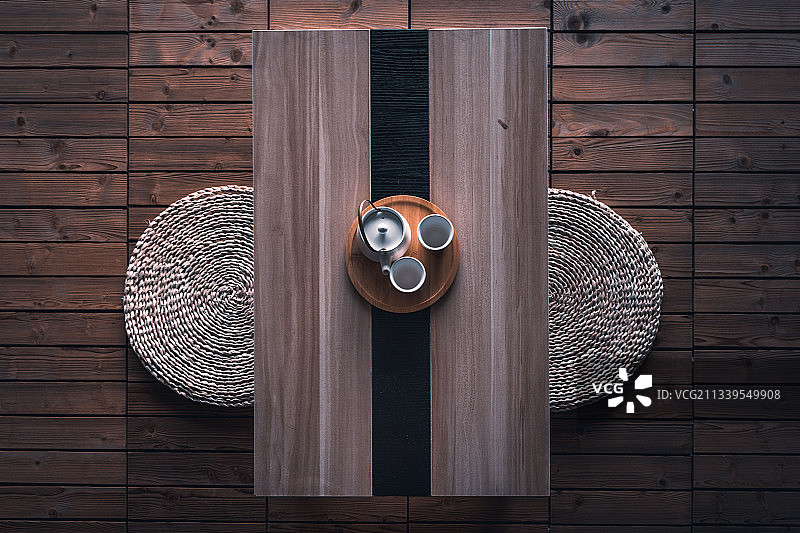 木桌上的茶杯图片素材
