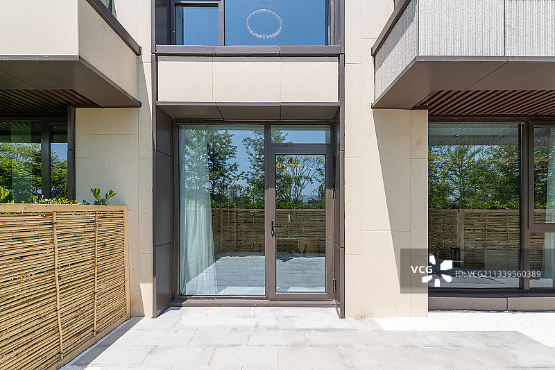 庭院和入口的门图片素材