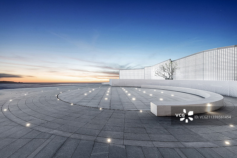 现代椭圆形建筑和空旷地面图片素材