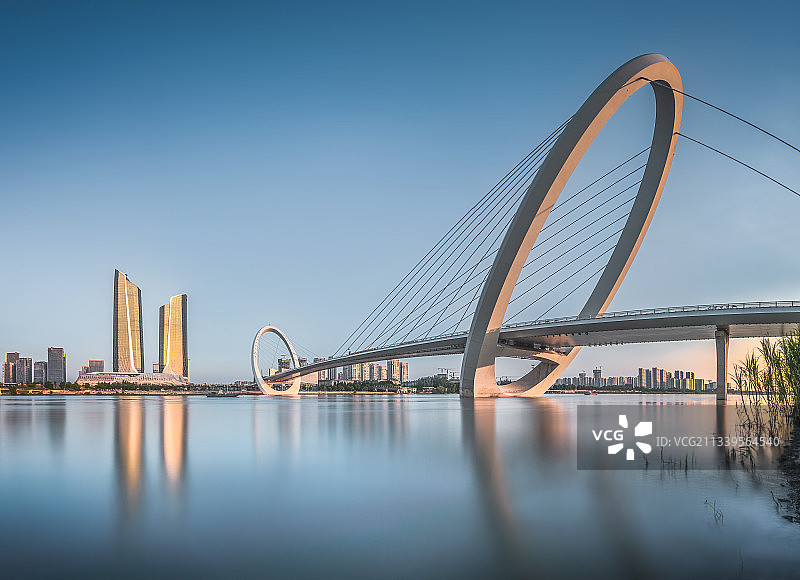 日落时分的南京眼步行桥与保利大剧院图片素材