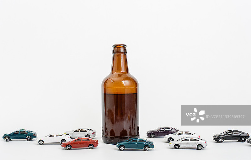 啤酒瓶和模型汽车图片素材