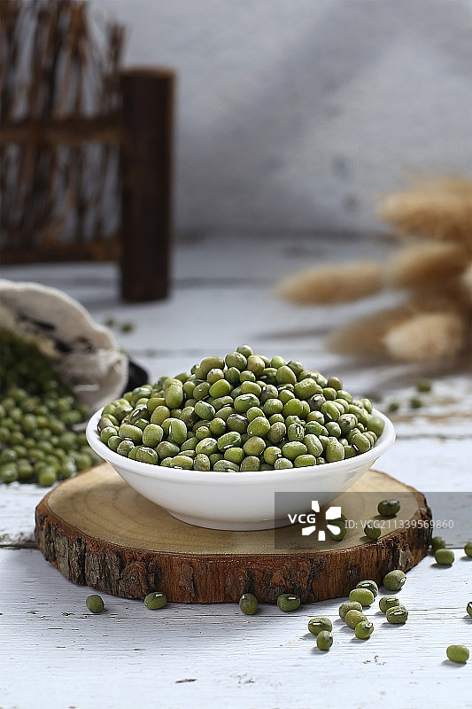 阳光下的绿豆/农家特产图片素材