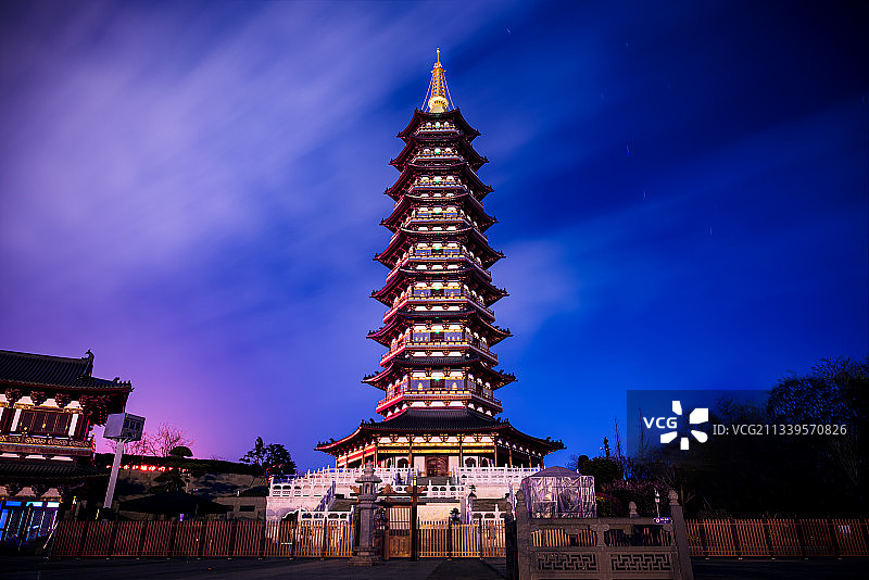 夜晚11点的万佛塔图片素材