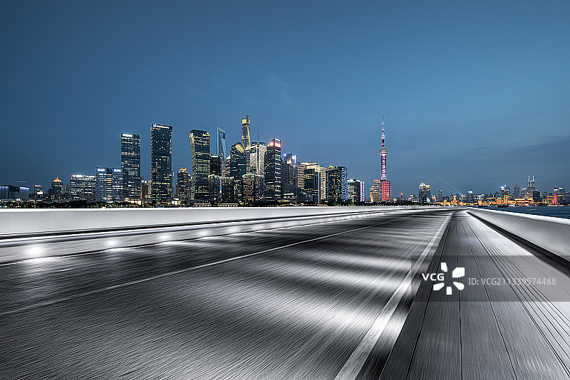 城市天际线现代建筑与公路路面图片素材