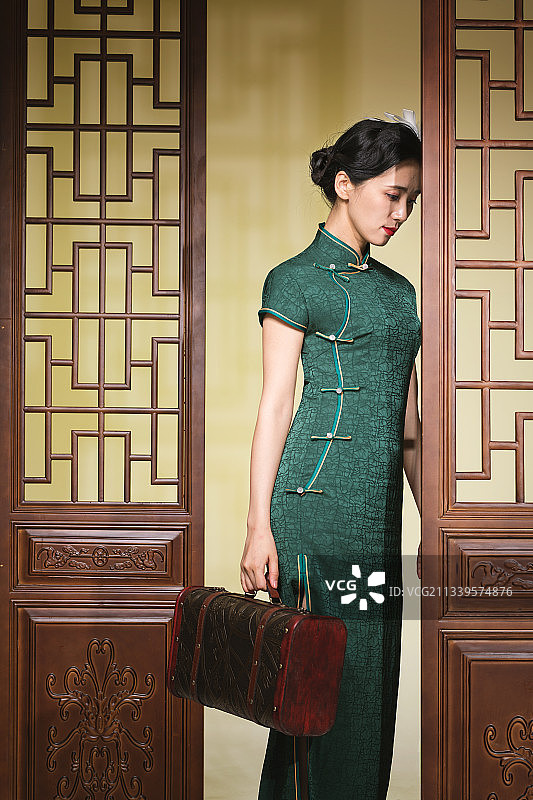 穿旗袍的亚洲女性图片素材