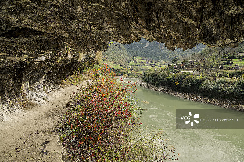 怒江大峡谷茶马古道，修建在悬崖绝壁之上图片素材