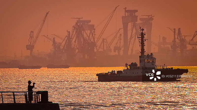 江阴夕阳下的长江码头图片素材