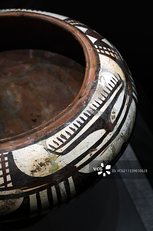 河南出土的新石器时代白衣彩陶钵特写图片素材