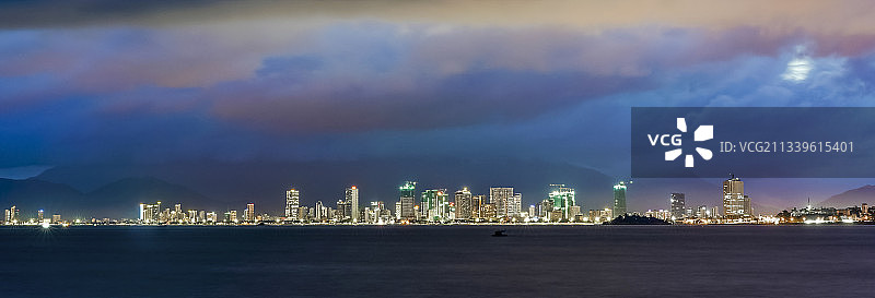 越南芽庄海岸线夜景户外风光图片素材