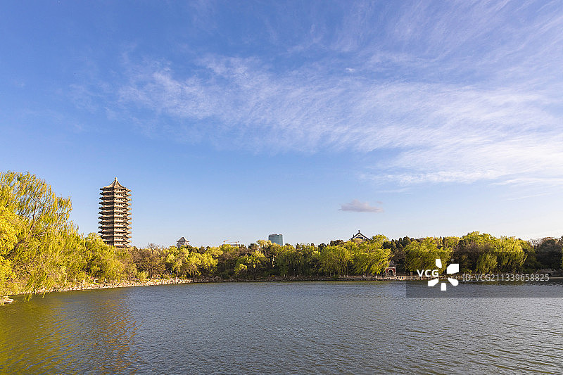 夕阳下北京大学博雅塔与未名湖图片素材