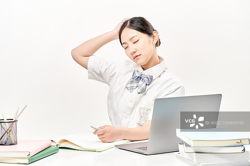 上网课的女学生图片素材