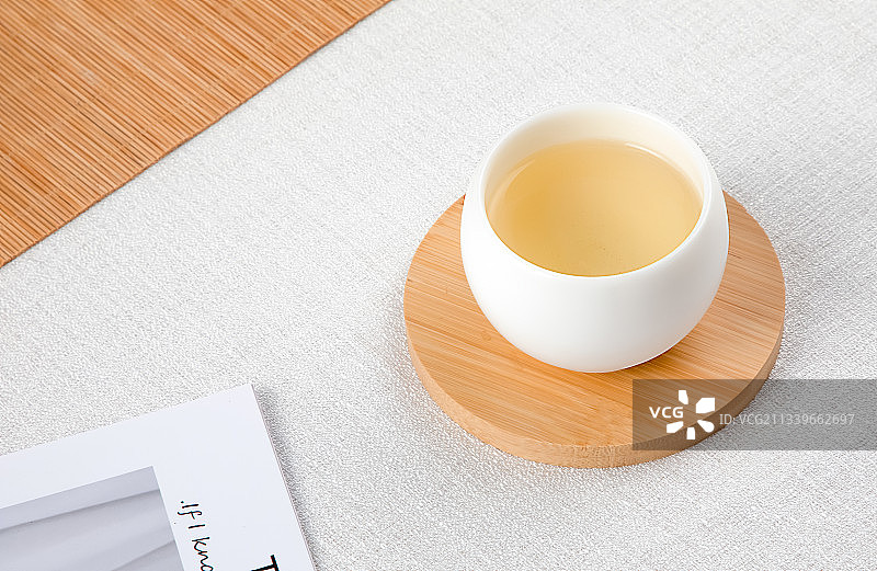 一杯清澈的茶汤图片素材