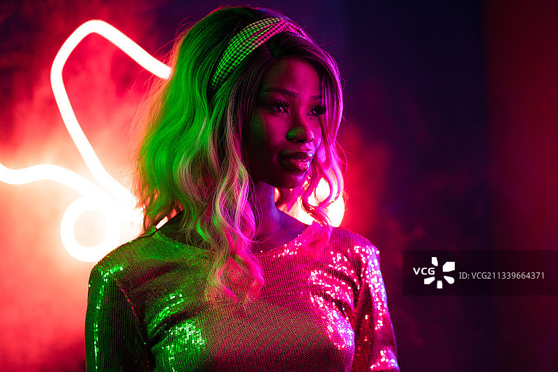 霓虹灯下的女人图片素材