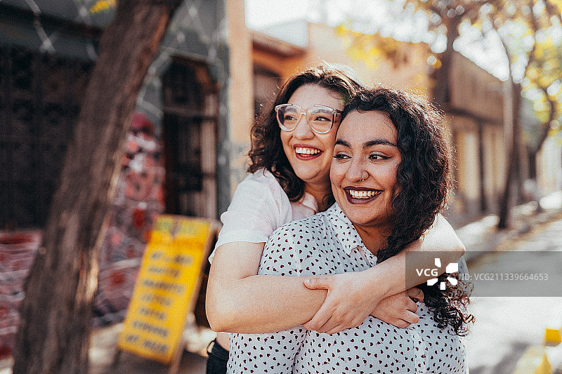 快乐的年轻夫妇在智利圣地亚哥图片素材