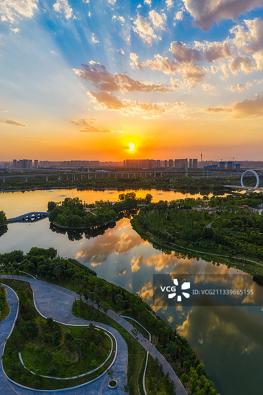 河南郑州蝶湖公园夏季日落晚霞户外风光航拍视角图片素材