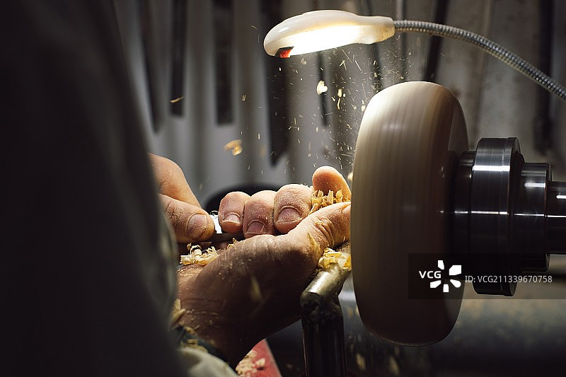 男子在工作坊工作的中段视角照片图片素材