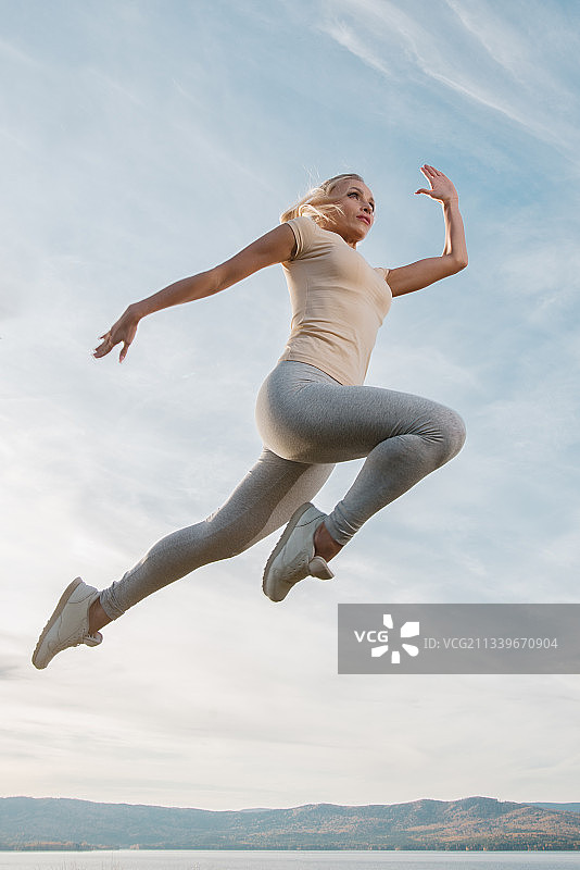 女人在俄罗斯户外锻炼图片素材