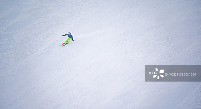 雪上独舞图片素材