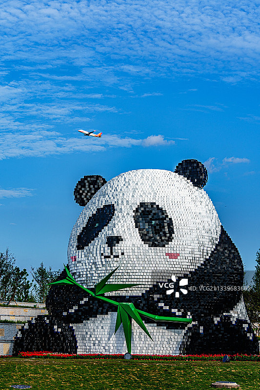 成都天府国际机场网红地标熊猫雕塑图片素材