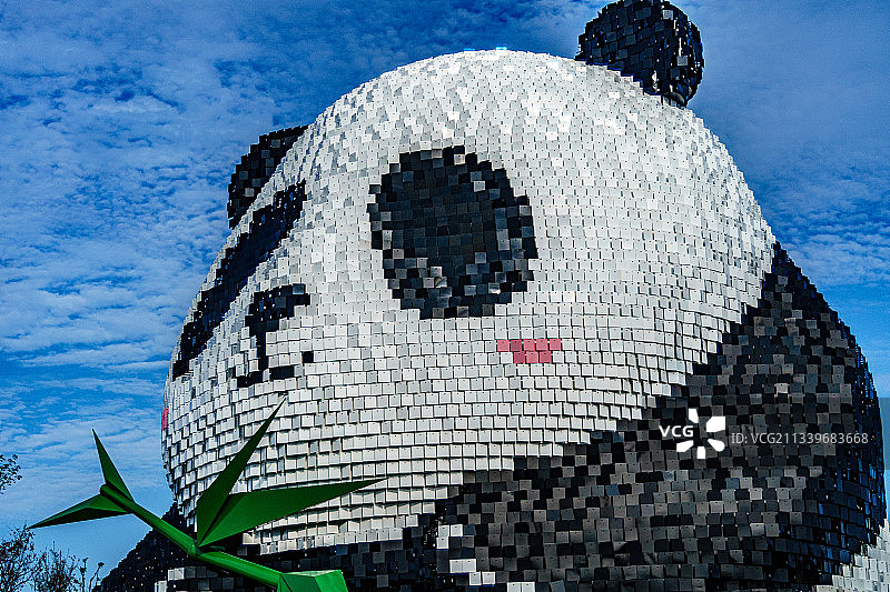 成都天府国际机场网红地标熊猫雕塑图片素材