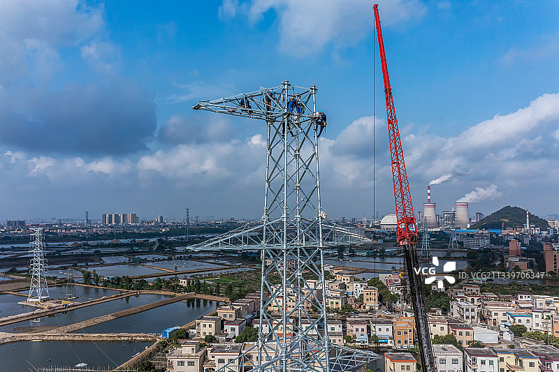 高压电力铁塔安装，输电线路建设，高空安装作业场景图片素材